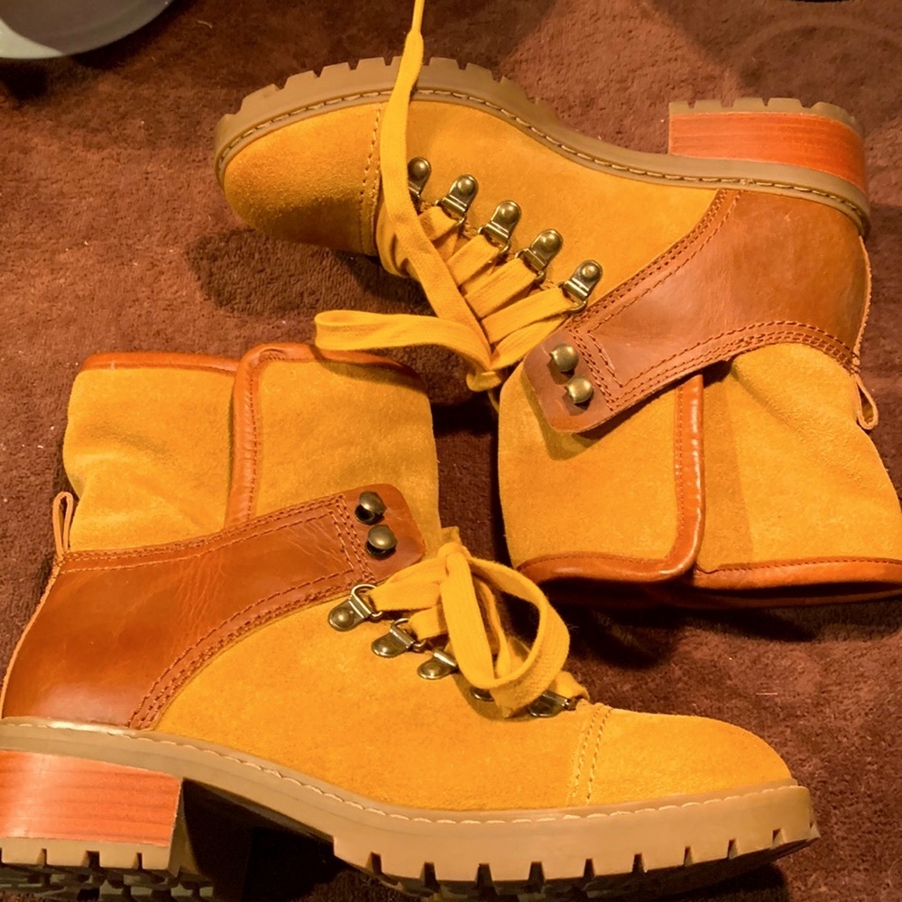 Frye suede boots in golden shade size 7 New never worn